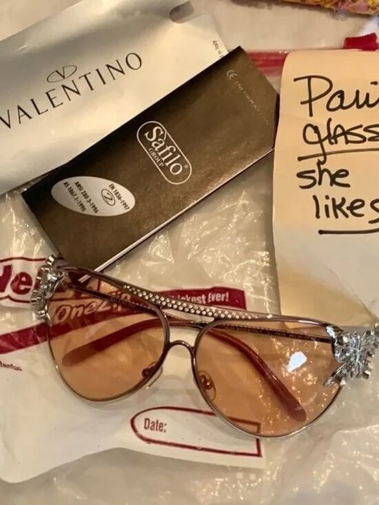 ?Valentino Sunglasses that Paris Hilton wore in \